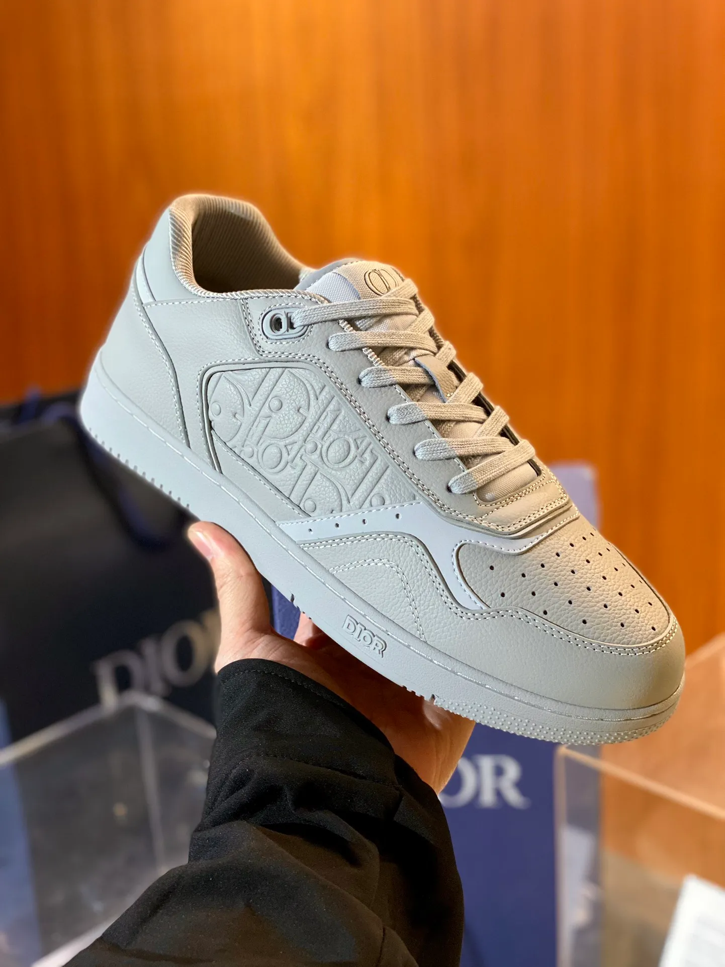 💰780 Dior| New B27 style for men and women ♞size; women 35~40, men 38~47 B27 is so handsome! The best and most eye-catching Dior wear is B27. The combination is invincible. It is versatile for everyday use and you don’t have to choose any combination. B27 feels comfortable on your feet. If you like this simple and elegant color scheme, you must buy it.